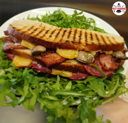 Peroniak- solidny, treściwy tost na trzy pajdy wiejskiego chleba z salami/ boczkiem/szynką, serem i pieczarkami - do wyboru. Smak podbija sos serowy i keczup!