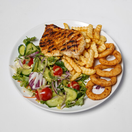 Grillowany filet z kurczaka, frytki/krążki cebulowe, surówka