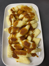 Kluski leniwe polane masełkiem i posypane prażoną bułką tartą