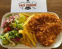 Chrupiący kurczak z frytkami/krążkami cebulowymi