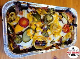 ostry BOLO - frytki, szarpanka wieprzowa, mozarella, cheddar, kukurydza, ogórek konserwowy, sos peronowy, salsa paprykowa, jalapeno