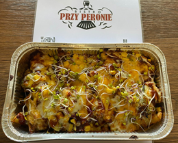 łagodny OLO - frytki, szarpanka wieprzowa, mozarella, cheddar, kukurydza, ogórek konserwowy, sos peronowy i BBQ