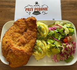 Schabowy z ziemniakami i zestawem surówek