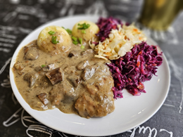 Schab pod kapeluszem, duszony w sosie grzybowym, ziemniaczki/kasza, surówka/buraczki zasmażane