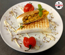 Rollo- grillowana tortilla, nadziana kurczakiem lub szarpaną wieprzowinką, warzywami i frytkami, polana sosem peronowym (czosnkowym)