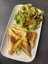 Tosty z serem i szynką 2 szt + kolorowa sałatka