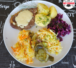 Karkówka Kolejarza pieczona w sosie chrzanowym, ziemniaczki, surówka