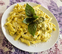 Makaron penne z kurczakiem i warzywami